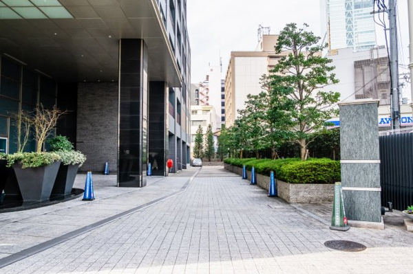 【駐車場】 | 【敷地内駐車場】駐車場へと向かう車路です！十分な広さがあり、車の出し入れもスムーズ！