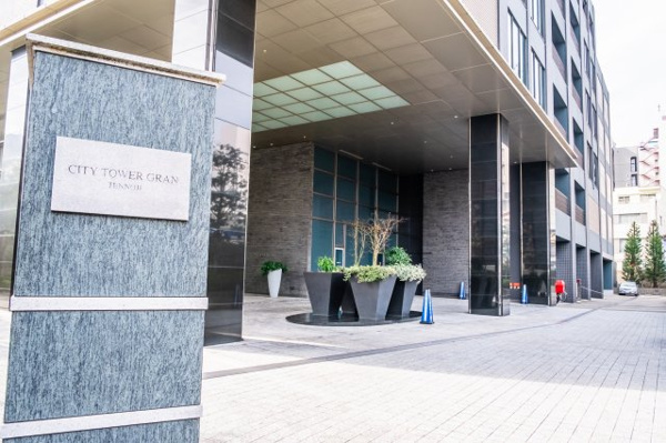  | 【エントランス外観】敷地入口です！グレード感あふれる館銘板が、住まう方やゲストをお出迎えします！