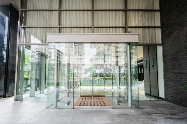  | 【エントランス外観】洗練された都会らしい空間デザイン！テーマは「ホテルの迎賓を日常の暮らしに」。