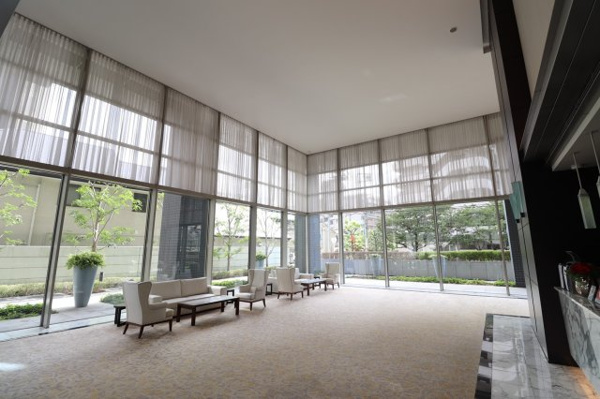 【エントランス】 | 【グランドアトリウム】約230平米、天井高約6.5ｍ！伸びやかな二層吹き抜けの大空間です！