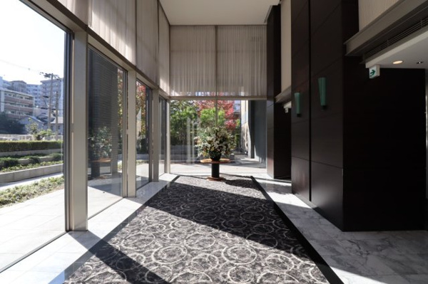 【エントランス】 | 【グランドアトリウム】長大なガラスウォールから陽光が降り注ぎます。上品な内装のロビーです！