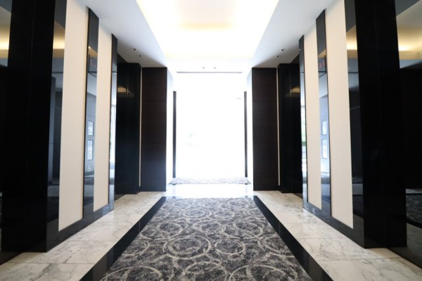 【その他共用部分】 | 【エレベーターホール】壮麗で風格ある内装のエレベーターホール。アトリウム越しに自然光が差し込みます。