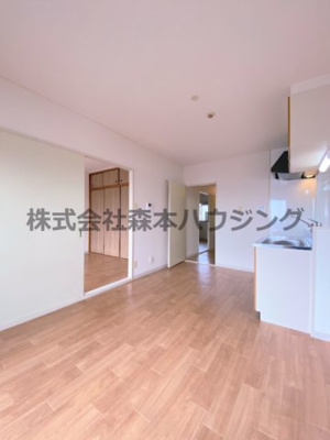 【居間・リビング】 | 　ビューテラス畷A棟 | こちらの居間で趣味の時間をお楽しみください