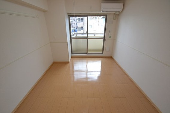 ネスト割塚の洋室