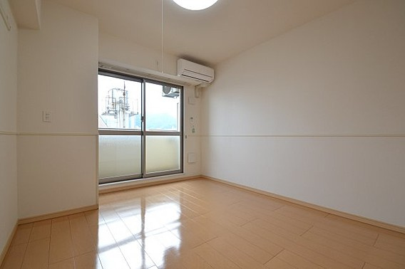 ネスト割塚の洋室