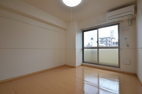 ネスト割塚の洋室