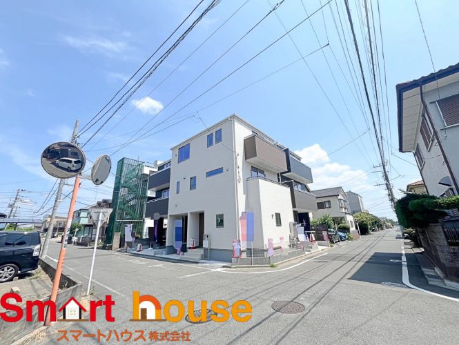 相模原市中央区横山2　全3棟の前面道路含む現地写真|お住まいの前面道路が広いと駐車が楽になり、陽当たりも遮られないので明るく居心地の良いお家になります♪