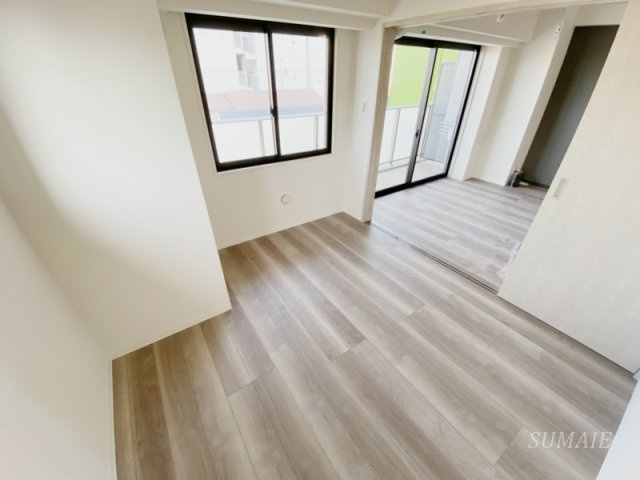 クラウンマンション椿の寝室|窓の多いお部屋☆