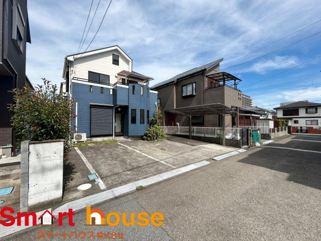 座間市東原3丁目　1棟の前面道路含む現地写真|お住まいの前面道路が広いと駐車が楽になり、陽当たりも遮られないので明るく居心地の良いお家になります♪