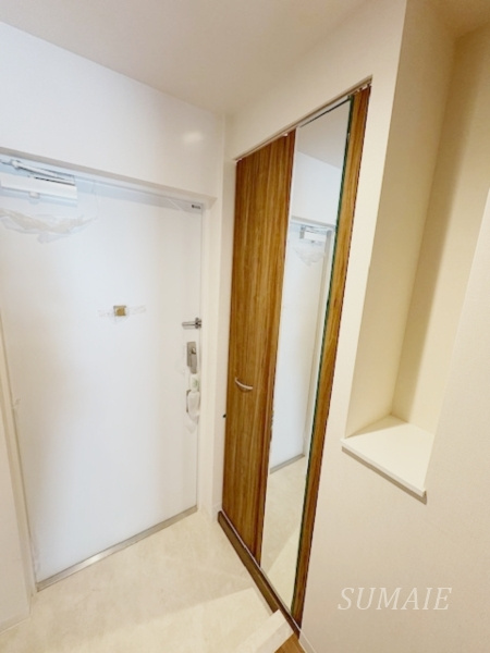 クラウンマンション椿のその他|姿見付きのシューズボックスです