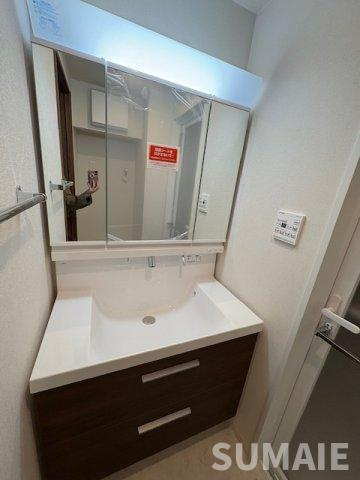 クラウンマンション椿の独立洗面台|3面鏡の独立洗面台です☆