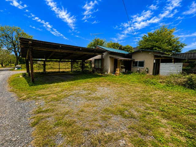 常陸大宮市東野　中古戸建の駐車場|※画像の一部はAIを用いて加工・編集しています。実際の状況と異なる場合がありますので、ご了承下さい。