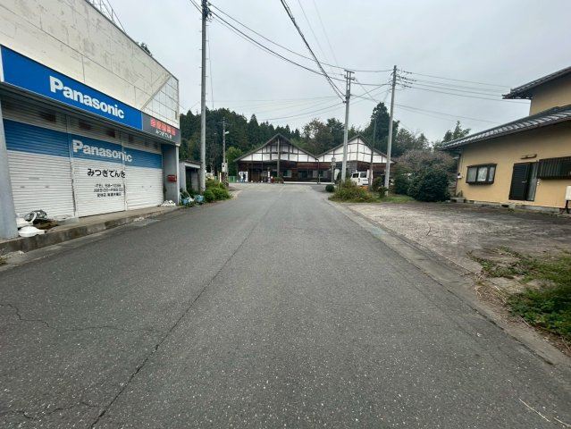 常陸大宮市東野　中古戸建の前面道路含む現地写真