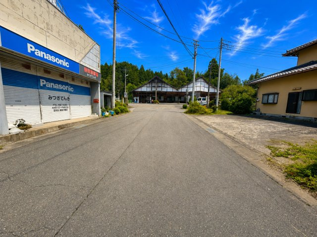 常陸大宮市東野　中古戸建の前面道路含む現地写真|※画像の一部はAIを用いて加工・編集しています。実際の状況と異なる場合がありますので、ご了承下さい。