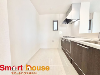 【キッチン】 | 町田市忠生新築3棟 | 幅広いキッチンに冷蔵庫、カップボードなどを設置しても楽々と料理できます！
スペースにゆとりがあると気持ちもいいですね♪