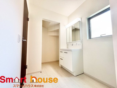 【独立洗面台】 | 町田市忠生新築3棟 | ゆとりの洗面スペースで朝の身支度も快適スムーズに。３面鏡で髪のセットやお化粧もストレスなくこなせ、朝から気分良く通勤通学に向かえそうですね！鏡の裏にはたっぷりと収納スペースを標準装備！