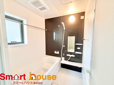 【浴室】 | 町田市忠生新築3棟 | 一日の疲れを癒してくれる場所なので、快適に過ごして頂く為にゆったりサイズのバスタブを用意しました。是非半身浴をお楽しみ下さい。空気が籠らない様に小窓も設置しております。