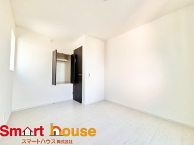 【洋室】 | 町田市忠生新築3棟 | 広々とした居住空間は日々の暮らしを彩り、心のやすらぎと満足感を与えてくれます。通風と採光を考慮した設計は子供たちはのびのび育ち、家族でくつろぎと団らんを生み出します。