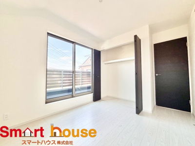 【洋室】 | 町田市忠生新築3棟 | 大きな窓からたっぷりの日差しが降り注ぐ明るい室内です。気持ちの良い朝日を受けて、目覚めの良い健康的な朝を迎えられそうです。 