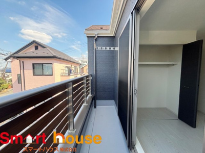 【バルコニー】 | 町田市忠生新築3棟 | 陽当りの良いバルコニーは、物干しセットを追加すれば、一度にたくさんのお洗濯物が干せるのが魅力！バルコニーは洗濯物を干すだけの場所じゃなく、家族のゆとりのある時間を演出するプライベート空間。