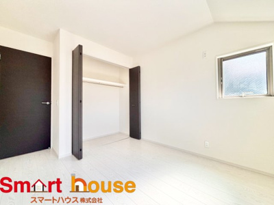 【洋室】 | 町田市忠生新築3棟 | 光が沢山取り込める大きな窓。2面採光なので、日差しを長時間受ける事が出来る暖かいお部屋です。