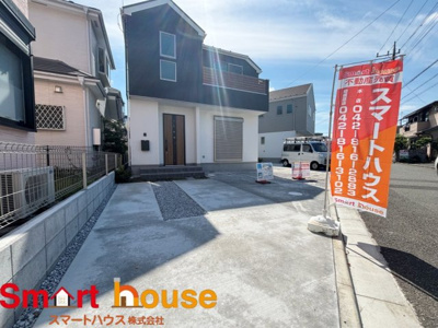 【外観】 | 町田市忠生新築3棟 | お住まいの前面道路が広いと駐車が楽になり、陽当たりも遮られないので明るく居心地の良いお家になります♪