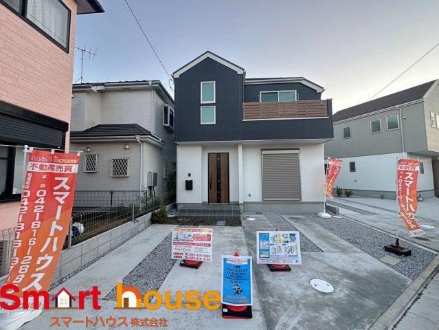 町田市忠生新築3棟の外観|外壁が周囲の街並みと青空に生えるお洒落な仕上がり！周囲には高い建物のないエリア。青い空が大きく感じますね。