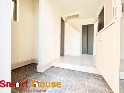 【玄関】 | 町田市忠生新築3棟 | 住む人も来客も入った瞬間にワクワクさせてくれるオシャレな玄関♪
収納もたっぷりあるので、靴がたくさんあっても安心！
気持ちの良い朝は、毎日ここからスタートしていきます♪