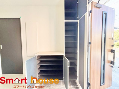 【収納】 | 町田市忠生新築3棟 | 大型のシューズボックスがあるだけで靴を収集している方も大家族でも安心！
置きっぱなしの靴を収納できるので玄関がスッキリ！