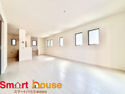 【居間・リビング】 | 町田市忠生新築3棟 | 導線もしっかりと取れている間取りなので、ダイニングテーブルやソファー、ローテーブルなどの家具もしっかりと配置できます。ゆったりとした広さの空間でご家族だんらんの時間をお過ごしください。