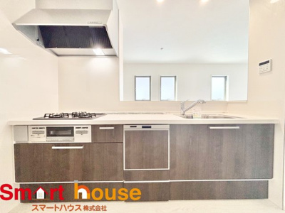 【キッチン】 | 町田市忠生新築3棟 | ダイニングからワークスペースを見渡せる、見せるキッチン。ダイニングとの空間のつながりが、スペースのゆとりを生み出します♪