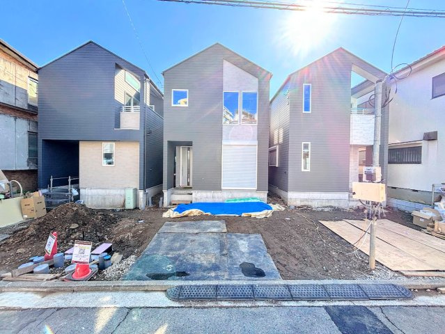 保土ヶ谷区権太坂2丁目　新築戸建ての外観|◆一戸建てを中心とした街並みが整然と続き、周辺は高い建物が建っていないので、緑の多い閑静な趣を感じる環境です。街並みや周辺環境も重要なポイントです！！
