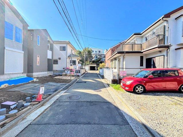 保土ヶ谷区権太坂2丁目　新築戸建ての前面道路含む現地写真|◆前面道路も幅員があり車の運転も安心！前面道路は閑静な住宅地。車通りの少ない道路です。お子様にも安心です。
