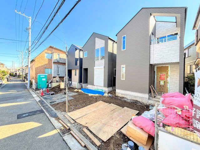 保土ヶ谷区権太坂2丁目　新築戸建ての外観|◆堂々たる趣ながら、主張し過ぎずどこか余裕を感じさせるシャープなフォルムで佇む邸宅は、晴天の空と照らし合わせる事で、本来あるべき完成形の姿を見せてくれます。
