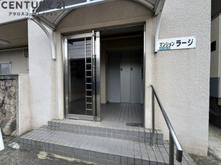 マンションラージのエントランス