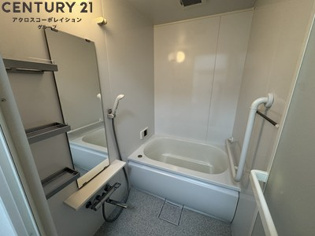 シャンプーなど置けるスペースあり。