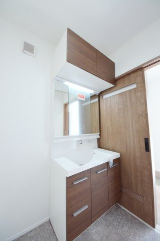 砂走の独立洗面台|清潔感あふれるシャワー付洗面台と洗面室。余裕のスペース。窓もあり明るく通気も良いです