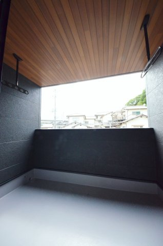 砂走のバルコニー|屋根のあるバルコニー
急な雨でも安心です