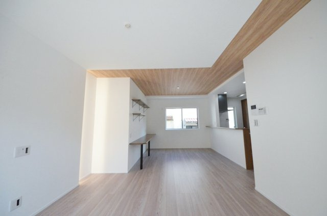 砂走の居間・リビング|南西向きの広く明るいリビング空間。オープンタイプの対面式キッチンでリビングが隅まで見渡せます。キッチンにいながら小さなお子様にも目が届き安心です。