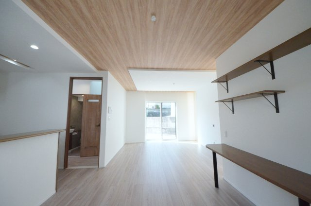 砂走の居間・リビング|南西向きの広く明るいリビング空間。オープンタイプの対面式キッチンでリビングが隅まで見渡せます。キッチンにいながら小さなお子様にも目が届き安心です。