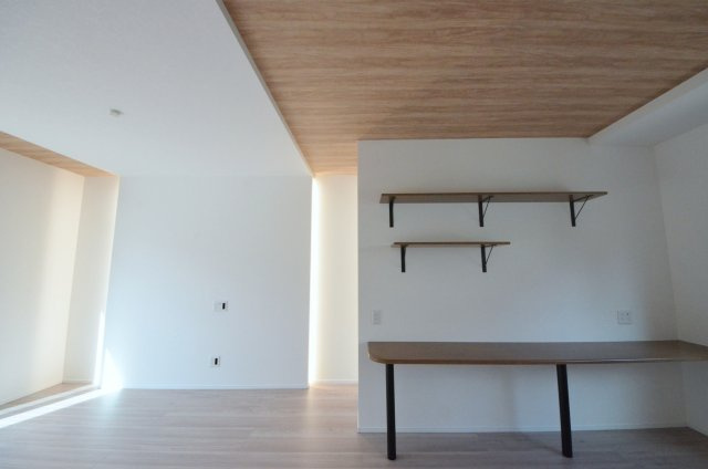 砂走の居間・リビング|南西向きの広く明るいリビング空間。オープンタイプの対面式キッチンでリビングが隅まで見渡せます。キッチンにいながら小さなお子様にも目が届き安心です。