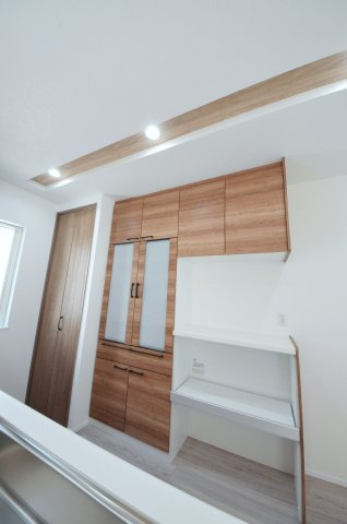 砂走の収納|大容量のカップボードが標準装備。パントリースペースもあり、キッチン周りの収納もしっかり確保されています。