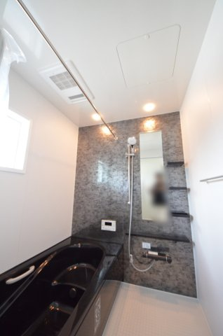 三迫三丁目の浴室|人気の換気乾燥暖房機付き。１坪タイプの大きなバスルームなので足を伸ばしてゆっくり湯船につかることができます