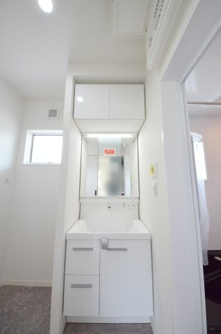 三迫三丁目の独立洗面台|清潔感あふれるシャワー付洗面台と洗面室。余裕のスペース。窓もあり明るく通気も良いです