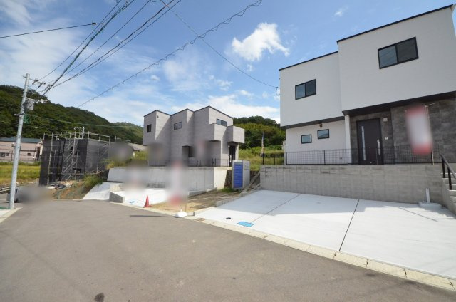 三迫三丁目の前面道路含む現地写真|前面道路は交通量が少なく駐車楽々