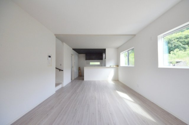 三迫三丁目の居間・リビング|東南向きの広く明るいリビング空間。オープンタイプの対面式キッチンでリビングが隅まで見渡せます。キッチンにいながら小さなお子様にも目が届き安心です。