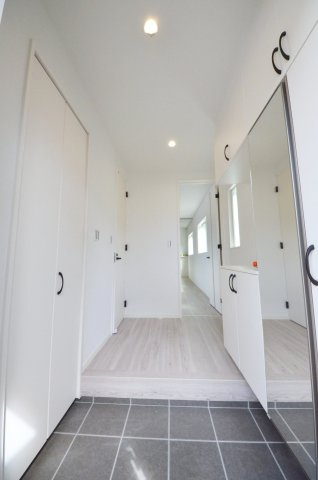 三迫三丁目の玄関|玄関に大容量のシューズボックス有
玄関周りの収納スペースもしっかり確保してあります