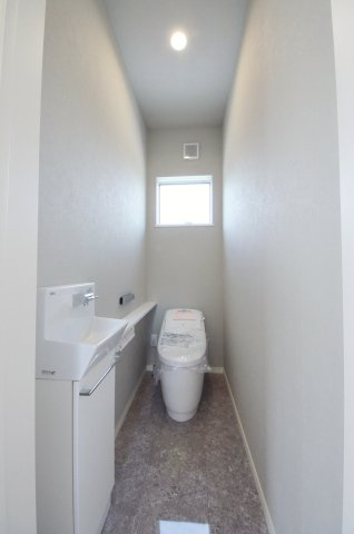 三迫三丁目のトイレ|窓のある明るいトイレ
勿論ウォシュレット付きです