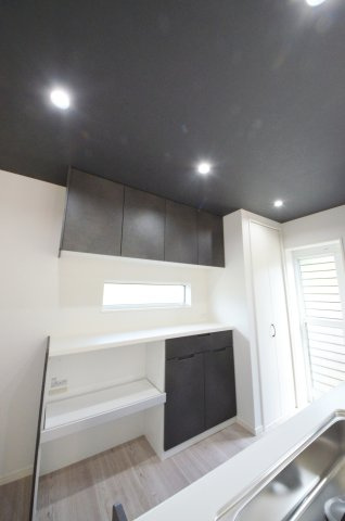 三迫三丁目の収納|大容量のカップボードが標準装備。パントリースペースもあり、キッチン周りの収納もしっかり確保されています。