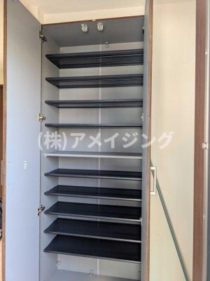 【収納】 | ERコート堀池町 | 天井まで高さのあるシューズボックスです。